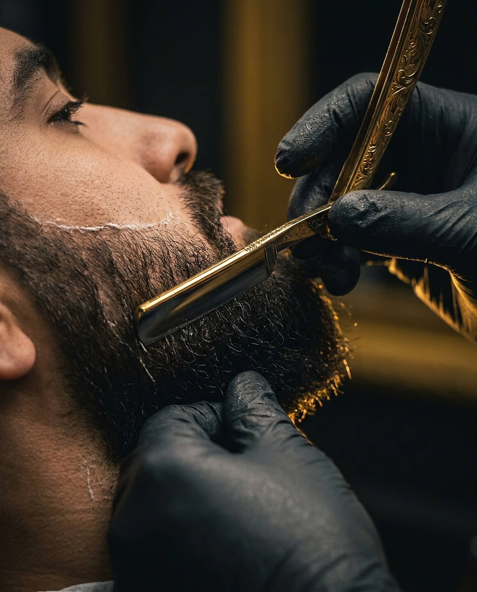 Detail úpravy vousů břitvou v Gabriels Barbershop